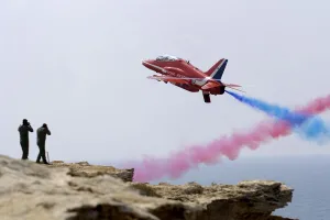 Red Seven of the Red Arrows screams past photographers waiting on a cliff edge Red Seven of the Red Arrows screams past photographers waiting on a cliff edge