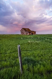 Abandoned Buildings Collection: Abandoned barn on the prairies