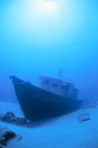 Hawaii, Maui, Wreck Of The St. Anthony In Blue Waters, Sandy Bottom, Sunburst Hawaii, Maui, Wreck Of The St. Anthony In Blue Waters, Sandy Bottom, Sunburst
