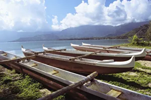 Hawaii, Oahu, Kaneohe Bay, Secret Island, Line Of Outrigger Canoes On Beach Hawaii, Oahu, Kaneohe Bay, Secret Island, Line Of Outrigger Canoes On Beach
