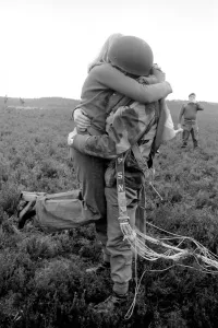 9th Independent Parachute Squadron with wife after drop. February 1975 75-00893-004 9th Independent Parachute Squadron with wife after drop. February 1975 75-00893-004