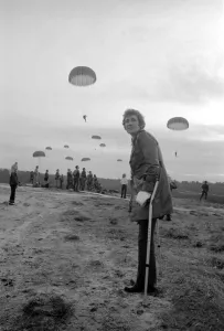 9th Independent Parachute Squadron with wife after drop. February 1975 75-00893-008 9th Independent Parachute Squadron with wife after drop. February 1975 75-00893-008