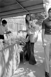 Actress: Jane Birkin shopping in Paris. June 1970 70-6820-007 Actress: Jane Birkin shopping in Paris. June 1970 70-6820-007