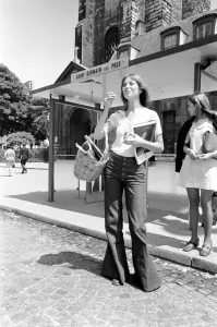 Actress: Jane Birkin shopping in Paris. June 1970 70-6820-017 Actress: Jane Birkin shopping in Paris. June 1970 70-6820-017