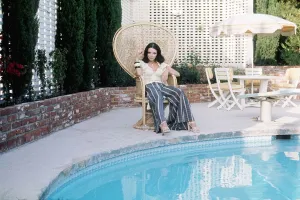 Actress Joan Collins at her Beverly Hills home - June 1975 dbase MSI Actress Joan Collins at her Beverly Hills home - June 1975 dbase MSI