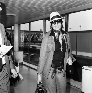 Actress and singer Liza Minnelli arrives at Heathrow Airport. 27th June 1973 Actress and singer Liza Minnelli arrives at Heathrow Airport. 27th June 1973