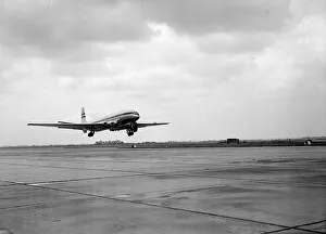 Aircraft Comet De Havilland Jet Airliner coming into land 1952 Aircraft Comet De Havilland Jet Airliner coming into land 1952