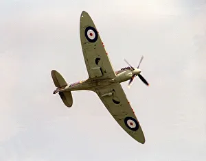 Aircraft Supermarine Spitfire August 1993, flying at the Wroughton Airshow Aircraft Supermarine Spitfire August 1993, flying at the Wroughton Airshow