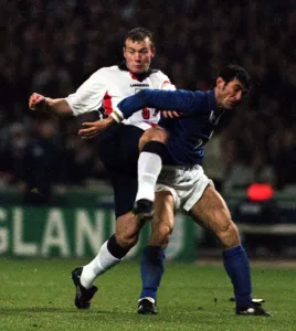 ALAN SHEARER IN ACTION FOR ENGLAND AGAINST CIRO FERRARA OF ITALY - F/L ALAN SHEARER IN ACTION FOR ENGLAND AGAINST CIRO FERRARA OF ITALY - F/L