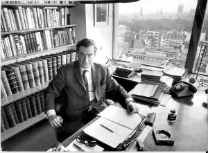 ALASTAIR BURNET 1974 EDITOR OF THE DAILY EXPRESS AT HIS DESK IN HIS OFFICE ALASTAIR BURNET 1974 EDITOR OF THE DAILY EXPRESS AT HIS DESK IN HIS OFFICE
