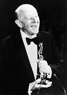 Alec Guinness actor collects speacial award at Oscars in May 1980 Alec Guinness actor collects speacial award at Oscars in May 1980