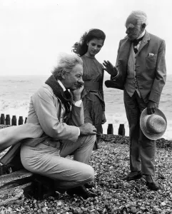 Alice in Wonderland TV programme from 1966 Sir Alec Guinness (L Alice in Wonderland TV programme from 1966 Sir Alec Guinness (L