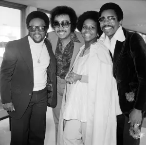American soul singer Gladys Knight with her backing group The Pips consisting of l-R American soul singer Gladys Knight with her backing group The Pips consisting of l-R