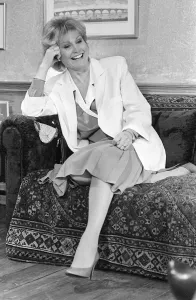 ANGELA RIPPON SMILING SITTING ON A SOFA 15/05/1986 ANGELA RIPPON SMILING SITTING ON A SOFA 15/05/1986