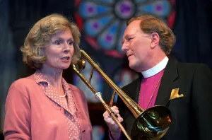 ANGELA THORNE AND ROBERT HARDY PERFORMING IN THE PLAY BODY AND SOUL 1992 ANGELA THORNE AND ROBERT HARDY PERFORMING IN THE PLAY BODY AND SOUL 1992