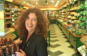 Anita Roddick July 1998 ANITA RODDICK FRUIT PICKING IN THE KINGS ROAD SHE HAS Anita Roddick July 1998 ANITA RODDICK FRUIT PICKING IN THE KINGS ROAD SHE HAS