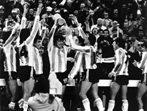 Argentina hold thE World Cup after beating Holland 1978 Argentina hold thE World Cup after beating Holland 1978
