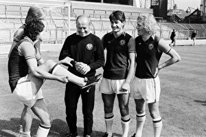 Images Dated 10th August 1978: Aston Villa Manager Ron Saunders enjoys a joke with John Gidman, Ken McNaught