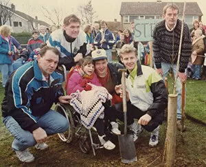 Images Dated 21st November 1990: Athlete Steve Cram Pupils and families of Parkway School in West Denton lauch