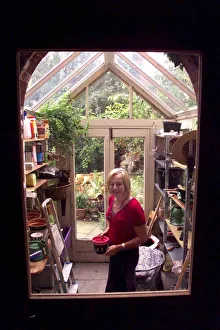 Mirror/1400to1499 01480/author sue townsend house leicester july 1999 Mirror/1400to1499 01480/author sue townsend house leicester july 1999
