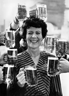 Barmaid Gwen Parris from nine pints to no pints, and a ten stonedieting triumph Barmaid Gwen Parris from nine pints to no pints, and a ten stonedieting triumph