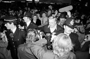Barry Manilow and Roberta Kent surrounded by his many fans as he leaves Heathrow Airport Barry Manilow and Roberta Kent surrounded by his many fans as he leaves Heathrow Airport