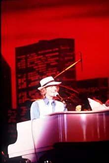Barry Manilow Singing and playing the Piano DBASE MSI Barry Manilow Singing and playing the Piano DBASE MSI