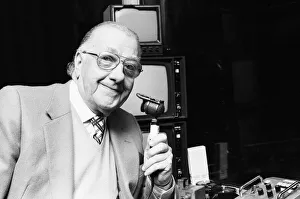 BBC snooker commentator Ted Lowe holding his microphone. 27th January 1986 BBC snooker commentator Ted Lowe holding his microphone. 27th January 1986