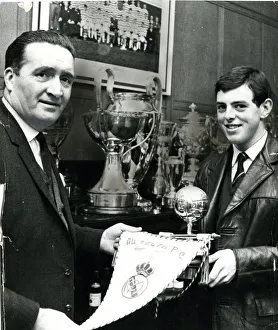 BERNARD GALLACHER golf 1968 Jock Stein shows Bernard gallacher a real madrid BERNARD GALLACHER golf 1968 Jock Stein shows Bernard gallacher a real madrid