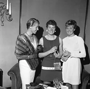 Beryl Burton (centre) named Top Sportswoman of the Year Beryl Burton (centre) named Top Sportswoman of the Year