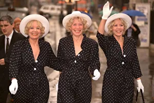 THE BEVERLEY SISTERS ATTEND THE MEMORIAL SERVICE FOR FRANKIE HOWERD - 1992 THE BEVERLEY SISTERS ATTEND THE MEMORIAL SERVICE FOR FRANKIE HOWERD - 1992