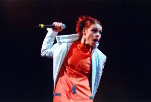 Mirror/0000to0099 00090/billie piper performing newcastle arena Mirror/0000to0099 00090/billie piper performing newcastle arena