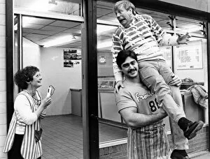 Images Dated 9th January 1987: Billy Butler meets his match at the Whitechapel chippie. 9th January 1987