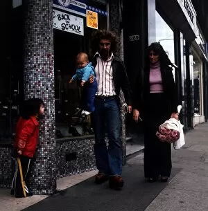 Images Dated 1st September 1974: Billy Connolly with his ex wife Iris and children in September 1974 wife