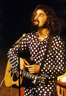 Billy Connolly on stage with guitar March 1976 A©mirrorpix Billy Connolly on stage with guitar March 1976 A©mirrorpix