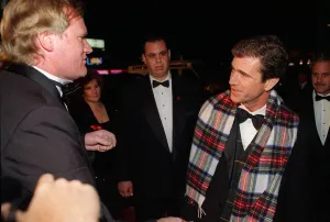 Mirror/0000to0099 00046/bob shields daily record journalist gives tartan Mirror/0000to0099 00046/bob shields daily record journalist gives tartan