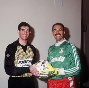 Bobby Geddes with Bruce Grobbelaar February 1989 Bobby Geddes with Bruce Grobbelaar February 1989