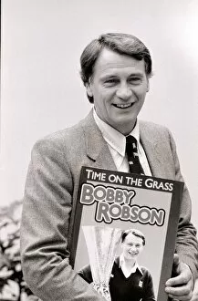 Images Dated 16th September 1982: Bobby Robson - September 1982 England manager with autobiography Book Time on The