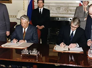 Boris Yeltsin Russian President and John Major British Prime Minister sign a Memorandum Boris Yeltsin Russian President and John Major British Prime Minister sign a Memorandum
