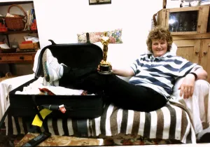 Brenda Fricker actress relaxing on sofa with Academy Award A©Mirrorpix Brenda Fricker actress relaxing on sofa with Academy Award A©Mirrorpix