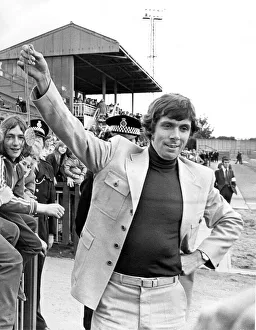 Brendan Foster at Gateshead Stadium with his model in August 1976. 04/08/76 Brendan Foster at Gateshead Stadium with his model in August 1976. 04/08/76