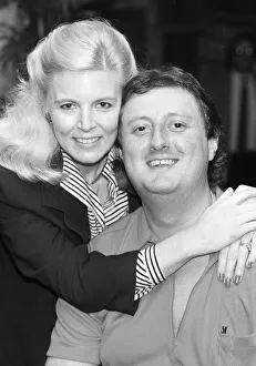 Mirror/1100to1199 01168/british dart player eric bristow poses maureen Mirror/1100to1199 01168/british dart player eric bristow poses maureen