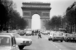 Bysy scene showing Sunday afternoon traffic underneath L' Bysy scene showing Sunday afternoon traffic underneath L'