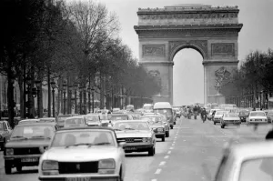 Bysy scene showing Sunday afternoon traffic underneath L' Bysy scene showing Sunday afternoon traffic underneath L'