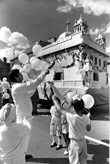 Images Dated 1st September 1989: Cardiffs Riverside district was the backdrop for a huge celebratory procession