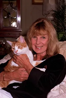 CARLA LANE (TV WRITER) WITH HER CAT 16/06/1989 CARLA LANE (TV WRITER) WITH HER CAT 16/06/1989