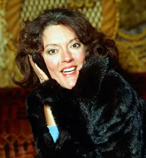 Images Dated 1st March 1982: Carolyn Jones wearing fur coat March 1982