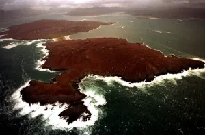 CASTAWAY 2000 ISLAND JANUARY 2000 TARANSAY ISLAND IN THE OUTER HEBRIDES BEING USED CASTAWAY 2000 ISLAND JANUARY 2000 TARANSAY ISLAND IN THE OUTER HEBRIDES BEING USED