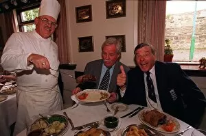 Images Dated 5th August 1997: Chef John Smith at Brooklands restaurant serves Barnsley chops to Cricket test umpire