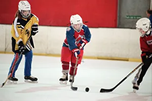 Mirror/1000to1099 01093/children enjoying game ice hockey half term Mirror/1000to1099 01093/children enjoying game ice hockey half term